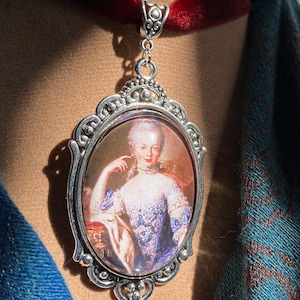 Luxurious velvet Marie-Antoinette choker, 18th century rich jewelry, realistic quality costume jewelry, gorgeous historical cameo pendant