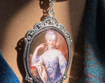 Luxurious velvet Marie-Antoinette choker, 18th century rich jewelry, realistic quality costume jewelry, gorgeous historical cameo pendant