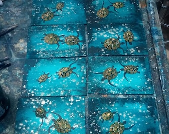 Cartões postais de tartaruga, mini pinturas artísticas em madeira do artista da Cornualha Lindsey Keates, Realismo Contemporâneo.