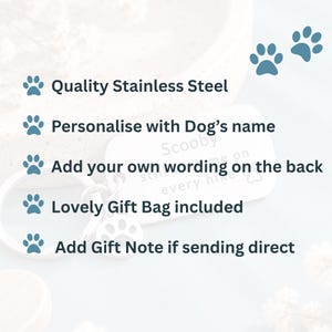 Puede incluir: Un llavero rectangular de acero inoxidable para mascotas con un dije de huella. El texto dice: Quality Stainless Steel, Personalise with Dog&rsquo;s name, Add your own wording on the back, Lovely Gift Bag included, Add Gift Note if sending direct.