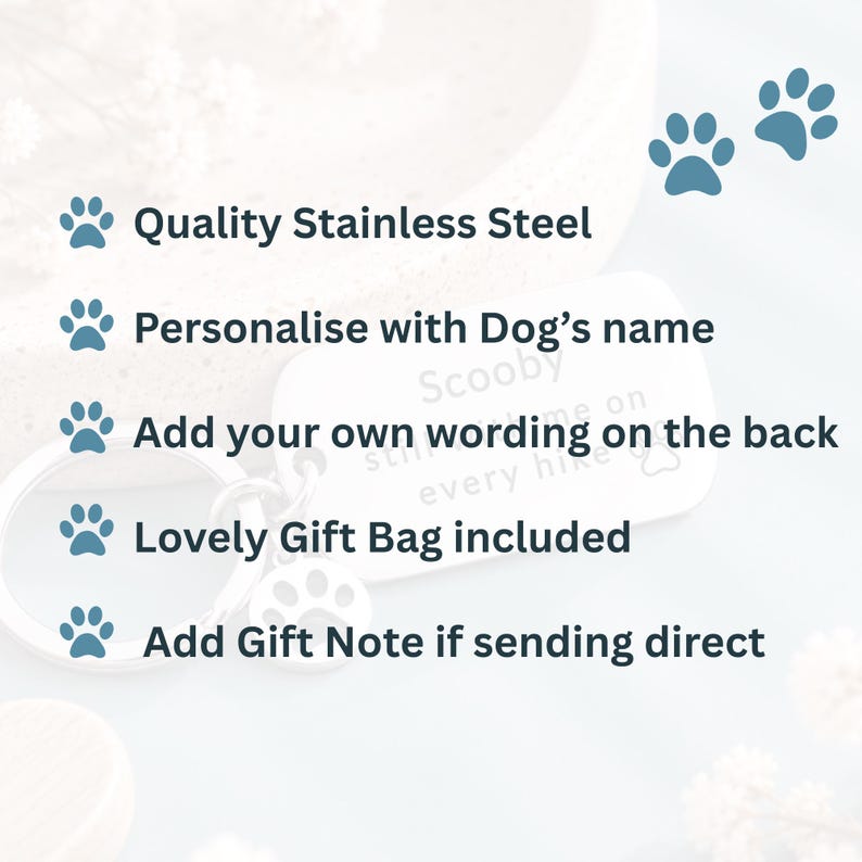 Puede incluir: Un llavero rectangular de acero inoxidable para mascotas con un dije de huella. El texto dice: Quality Stainless Steel, Personalise with Dog&rsquo;s name, Add your own wording on the back, Lovely Gift Bag included, Add Gift Note if sending direct.