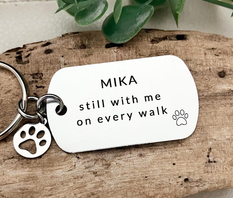 Regalo conmemorativo para perros - Llavero con nombre de perro - Nombre personalizado - En memoria de perro - Regalo de recuerdo de mascota - Regalo de condolencia por la pérdida de un perro - Personalizado imagen 1