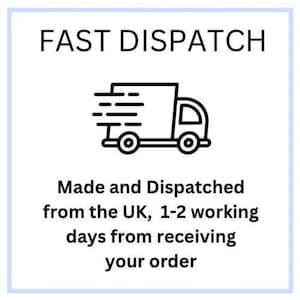 Puede incluir: Un gr&aacute;fico cuadrado con un borde azul claro que presenta el texto negro FAST DISPATCH en la parte superior, un icono de l&iacute;nea negra de un cami&oacute;n de reparto con l&iacute;neas de movimiento y el texto Made and Dispatched from the UK, 1-2 working days from receiving your order.