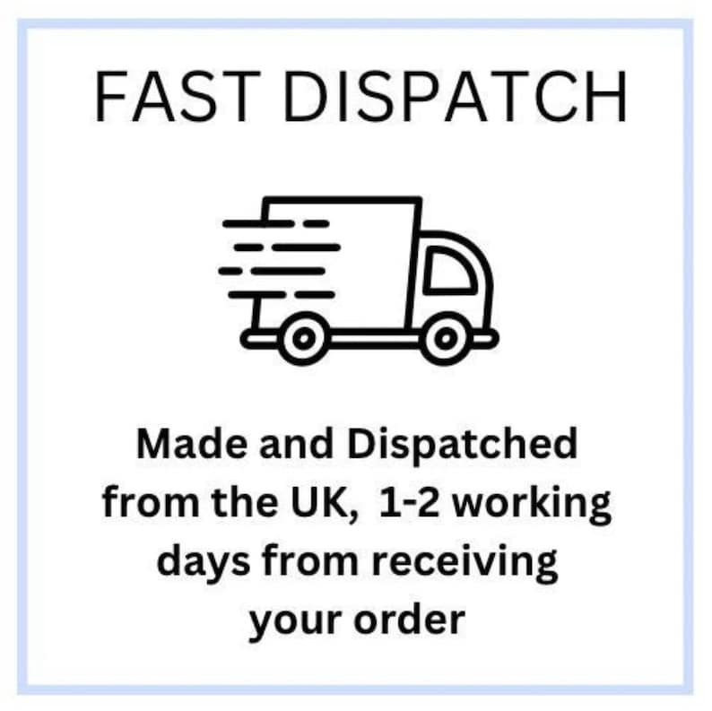 Puede incluir: Un gr&aacute;fico cuadrado con un borde azul claro que presenta el texto negro FAST DISPATCH en la parte superior, un icono de l&iacute;nea negra de un cami&oacute;n de reparto con l&iacute;neas de movimiento y el texto Made and Dispatched from the UK, 1-2 working days from receiving your order.