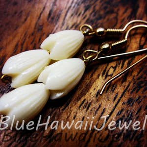 Sweet Wedding Vintage Hawaii Jasmine Flowers Pikake Ivory Carved 3-D Earrings w Wire Earhooks Faux Ivory