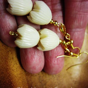 Sweet Wedding Vintage Hawaii Jasmine Flowers Pikake Ivory Carved 3-D Earrings w Wire Earhooks Faux Ivory