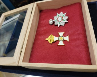 Scharnierende displaydoos klein 6,75 in x 5 inch gebruik voor Cross Kingdom Royal Order of The Crown Of Hawaii King Kalakaua Hawaiian Regalia pin crest
