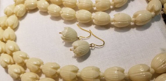 Sweet Wedding Vintage Hawaii Jasmine Flowers Pikake Ivory Carved 3-D Earrings w Wire Earhooks Faux Ivory