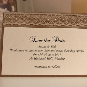 Save The Date Hochzeitskarten - rustikale Sackleinen Hessisch mit Vintage Spitze & Perlen - die rustikale Kollektion