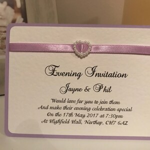 10 Invitations de mariage - Curseur de coeur de ruban et de perle - Gamme Romance - Personnalisé avec des enveloppes - Plusieurs couleurs disponibles