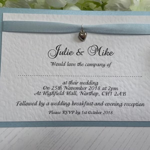 Invitations de mariage - A6 Postcard Style - Bleu - Blanc - Ruban bleu avec charme coeur argenté
