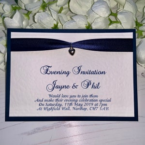 Inviti di nozze serali - A6 Postcard Style - Navy Blue - Nastro con charm cuore d'argento