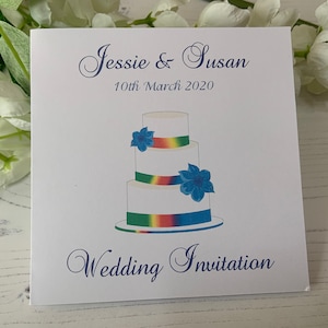 Convites de casamento LGBT - Cartão quadrado dobrado - Design de bolo de casamento arco-íris (pacote com 10)
