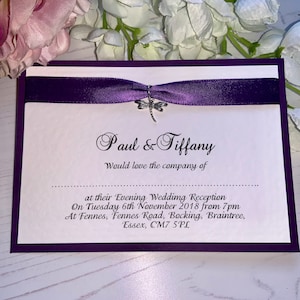 10 faire-part de mariage - Style carte postale A6 - Violet - Ruban avec breloque libellule argentée