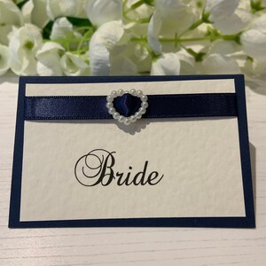 Cartes de place de mariage personnalisées avec vos noms d'invités - Pearl Heart Slider - Backed with Navy Card