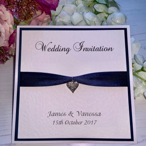 Invitaciones de boda - cinta de la marina con encanto del corazón patrón de plata - tarjeta plegable lateral con sobre