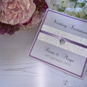 Invitaciones de boda - Cinta lila con dije de corazón plateado - Tarjeta plegable con sobre