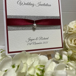 Invitations de mariage - Bande de paillettes argentées avec charme de cœur et ruban rouge - Carte pliante latérale avec enveloppe