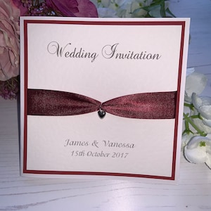 Invitations de mariage - Ruban de Bourgogne avec charme de cœur d’argent - Carte pliante latérale avec enveloppe