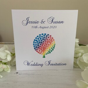 Convites de casamento LGBT - Cartão quadrado dobrado - Design de árvore de quebra-cabeça de arco-íris
