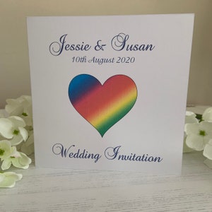 Invitaciones de boda LGBT - Tarjeta cuadrada plegada - Diseño de corazón de arcoíris