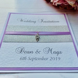 Invitations de mariage - Ruban lilas avec charme de marguerite argentée - carte de pliage latérale avec enveloppe