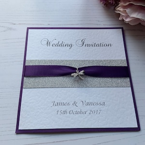 Invitations de mariage - Ruban violet avec charme de libellule argentée - carte de pliage latérale avec enveloppe
