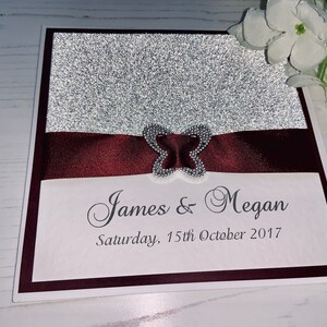 Mariage invite - la Collection brillante - carte scintillant argent avec ruban Bordeaux avec papillon Slider/embellissement