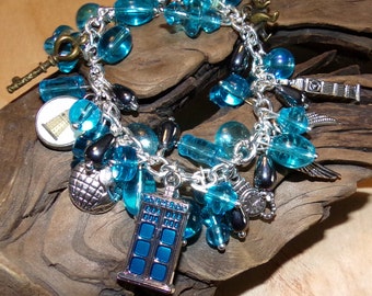 Beaux Bijoux Pulsera De Abalorios Inspirada En La Televisión En Tono Plateado Con Robot Dalek, Tardis, London Eye, Reloj, Bufanda Y Más Dijes