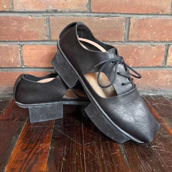 Vtg Trippen Lui Platform Lace-Up Low-Cut Shoe With Curved Lines and Cutouts size 9