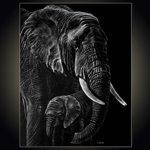 Tarjeta 4 3/4" x 6 1/2" "Elefantes" Un dibujo con pluma y tinta en una pizarra de un elefante con un elefante bebé