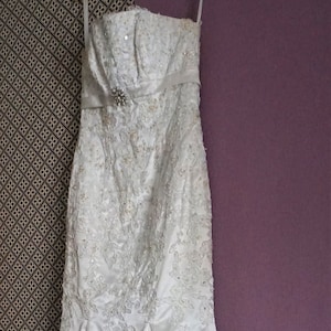 Robe de mariée vintage sans manches et broche scintillante
