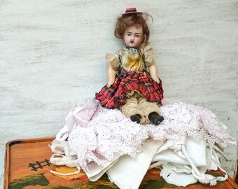 Poupée Ancienne Mignonnette Porcelaine - 12cm, Années 1930, Avec Coffret Et 4 Robes