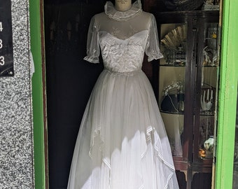 Vintage Tulle Wedding dress Lace / White WEDDING Gown Long Dress Tulle Skirt / Size S - M