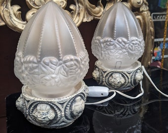 Jugendstil Lampenpaar aus Glas geschnitzt und Steinsockel mit asiatischen Gesichtern