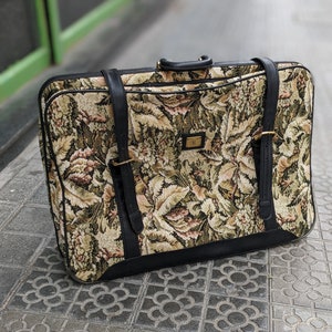 Vintage Floral Tapestry Suitcase weekend Traveler 70s 80s// Huge Weekend Chic Floral Suitcase
