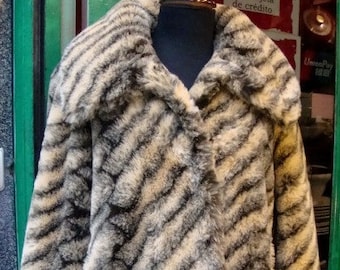 Vintage 1960's Women's faux tiger fur cropped Jacket looks size Medium -Large