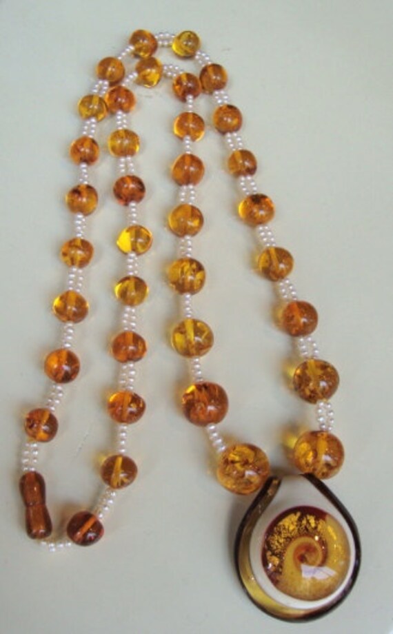Vintage resin and pearl Necklace / with crystal I… - image 2
