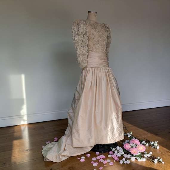 cream pink color dress Vintage Silk Wedding 1950s Blush Gown With Floral Lace Bodice – Romantic Tea Length Bridal Dress With Statement Sleeves Puff sleeve and puffy preppy dress Style:ES01819BK v neck sleeveless backless Bridesmaid