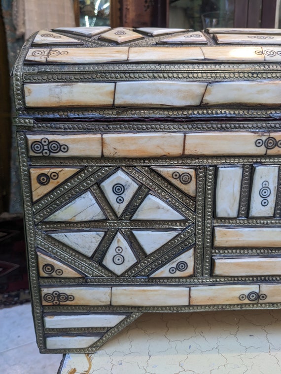 Vintage Bone and brass Inlaid Trunk Huge // Old o… - image 2