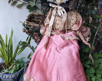 アンティーク ブドワール ドール ピンク 服と帽子付き // 手描き