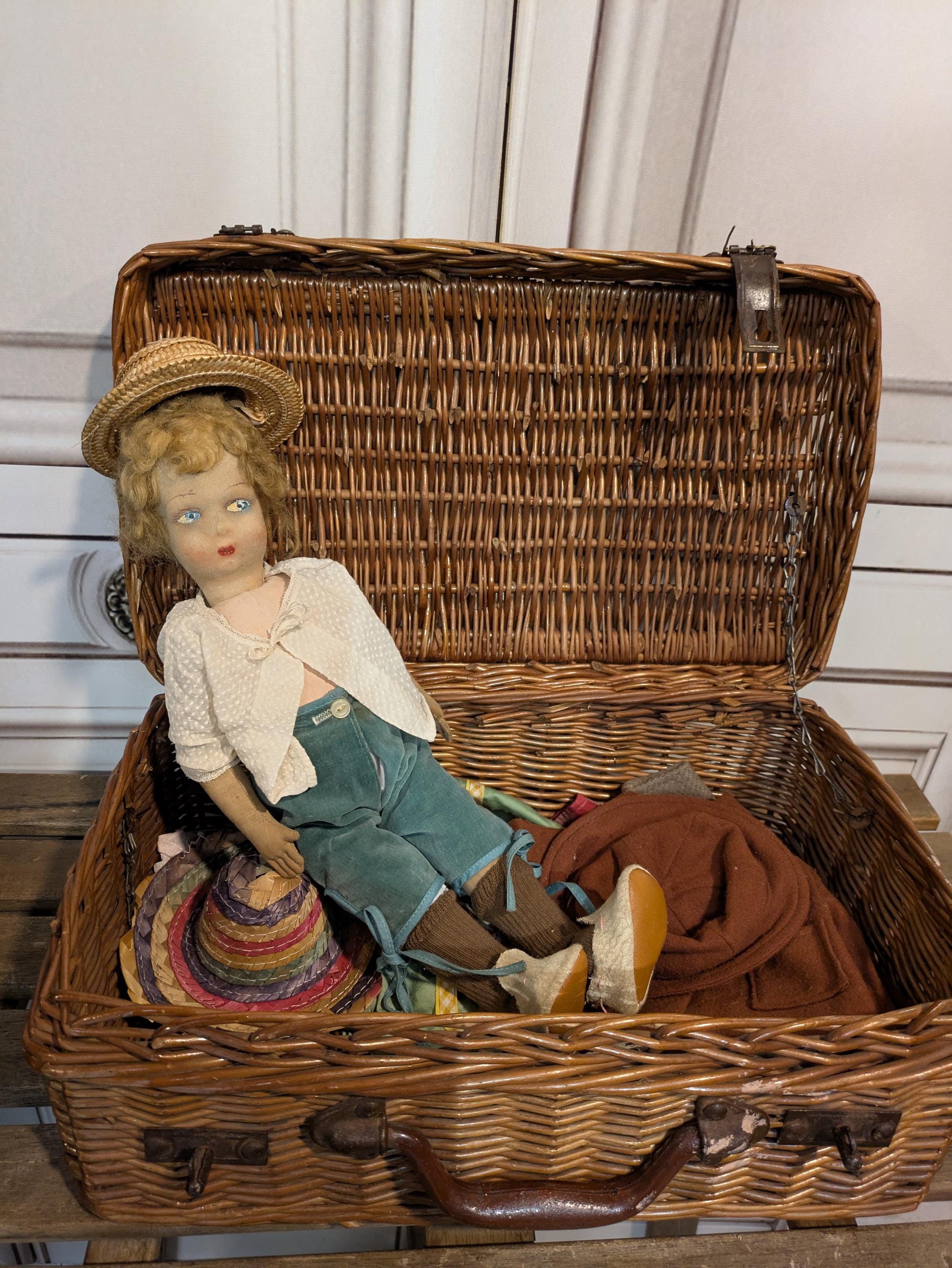 Poupée Grenier Annie's Attic - Chambre En Osier Et Dentelle - Toile Plastique
