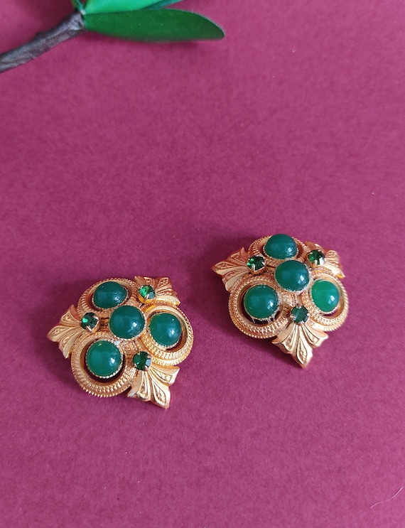 Vintage Gold Earrings clip on with green stone //