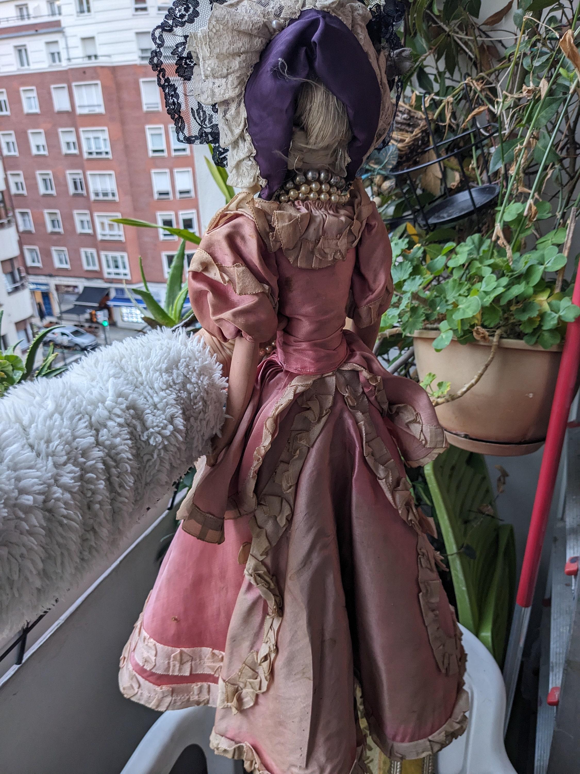 アンティーク ブドワール ドール ピンク 服と帽子付き // 手描き