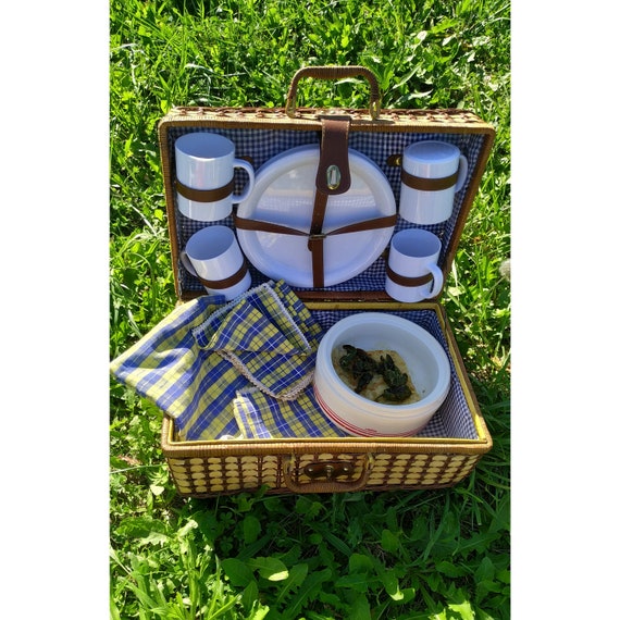 Complete Vintage Wicker Picnic Basket with set Din