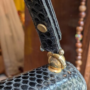 Bolso de mano vintage de piel de serpiente de los años 50, bolso de noche con cierre dorado imagen 17