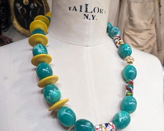 Groene vintage bakelietketting met kralen // Amazing Vintage Jewlery