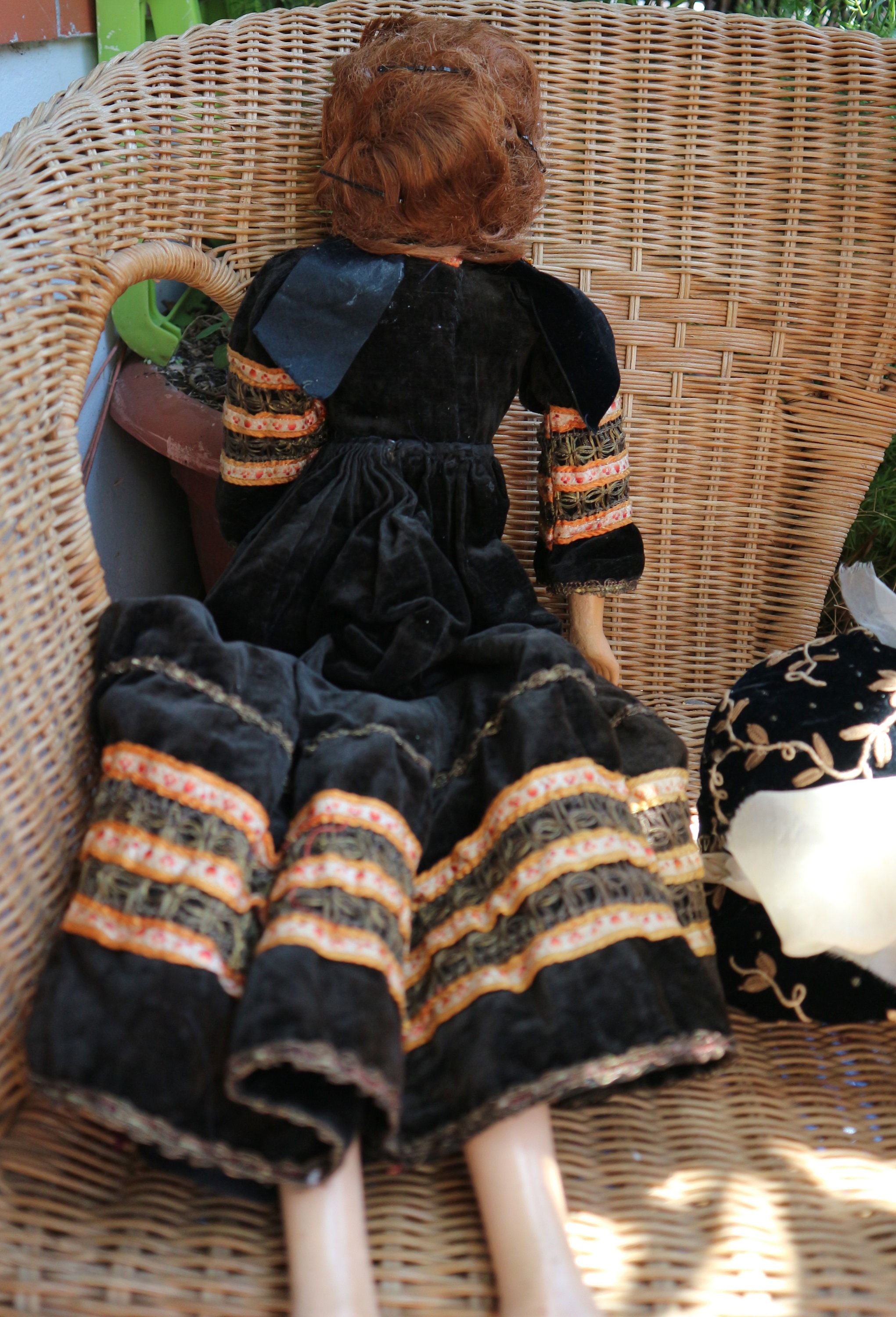 ◇◆フランスアンティーク　黒いベルベット帽子のブドワールドール　ソファドール◆◇ il_fullxfull.2431398514_b6ck.jpg