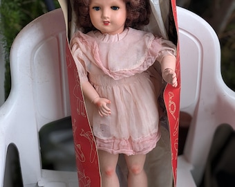 Stor vintagevandrande docka i originalkartong, ljusrosa klänning