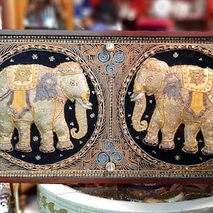 Vintage ingelijste geborduurde olifanten foto / / Indiase geborduurde olifant / / kalaga / / Indiase kunst aan de muur